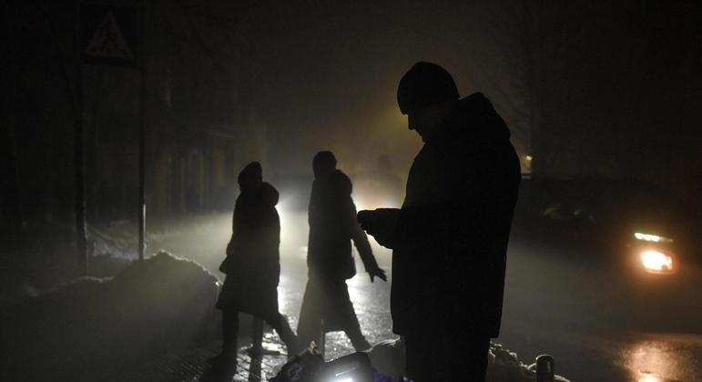 Ataques russos deixaram a população da capital Kiev sem luz 
