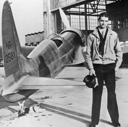 Apaixonado por aviões, Howard se dedicou a aprender sozinho sobre engenharia e desenvolveu seu primeiro avião em 1935, o “H-1”, já por sua empresa própria, a Hughes Aircraft.