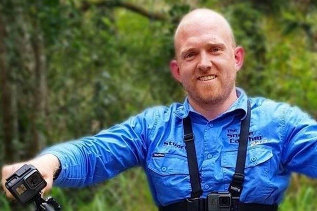 Em postagem no Facebook, Stuart McKenzie disse ter capturado a enorme serpente em uma escola de Sunshine Coast