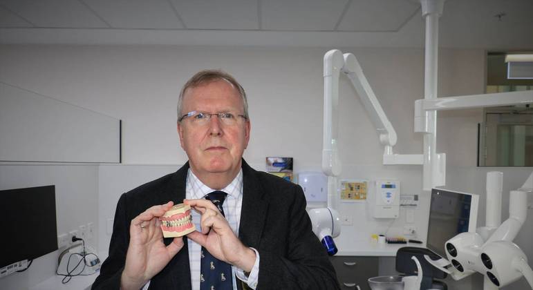 O professor Paul Brunton defendeu aparelho após críticas