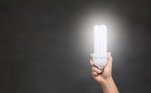 Além disso, as lâmpadas de baixo consumo, como as fluorescentes, devem ser questionadas, pois podem gerar efeitos nocivos se expostas a elas por muito tempo, pois, apesar de serem mais ecológicas, são mais tóxicas devido ao seu vapor de mercúrio