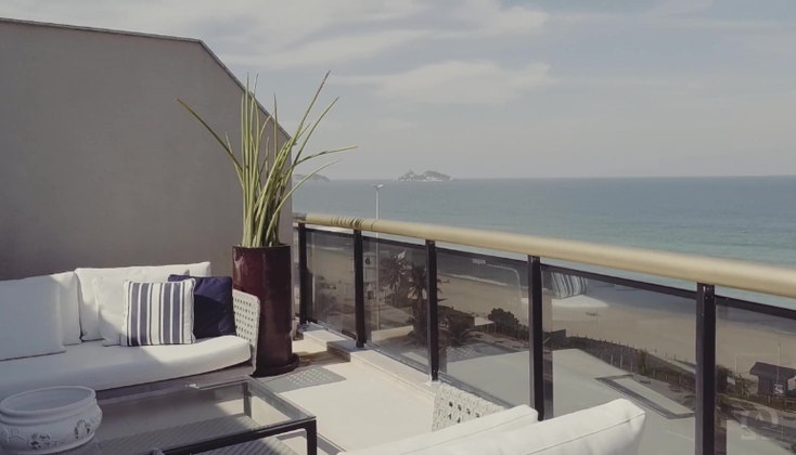 Mas, confusões à parte, o apartamento de 509 m² fica no condomínio de alto luxo Waterways, com vista privilegiada para o mar da praia da Barra da Tijuca