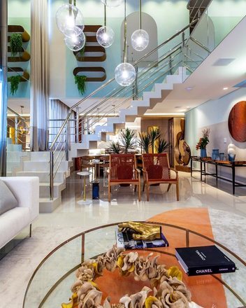 O apartamento fica localizado em um condomínio de luxo no bairro Meia Praia. Nas redes sociais, Zezé comemorou o resultado'Nosso cantinho de praia em Itapema-SC! Não é ostentação, é só para mostrar esse trabalho lindo da Santana Construtora e da arquiteta Thayane Santana que deixou nosso apartamento lindo!', escreveu