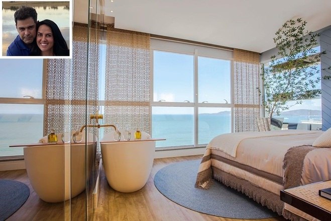 Zezé Di Camargo tem um refúgio praiano para chamar de seu. O cantor e a mulher, Graciele Lacerda, fizeram uma reforma no apartamento duplex de luxo, que compraram em Itapema, Santa Catarina. O imóvel, adquirido pelo casal em 2017 por cerca de R$ 2 milhões, foi projetado pela arquiteta Thayane Santana e ganhou o nome 'É o Amor'; confira as fotos a seguir