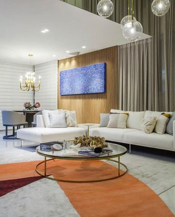 A arquiteta explicou que a decoração traz tons azuis do mar, pedras, madeira, linho e tecidos naturais