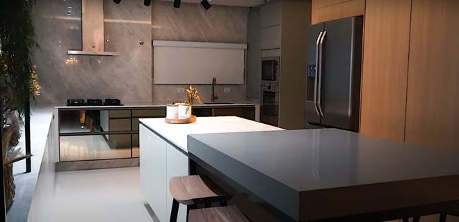 A cozinha do apartamento é totalmente integrada à sala de jantar e, segundo Thayane, foi pensada para trazer aconchego ao ambiente 