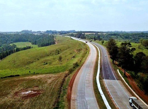 Apenas em estradas federais sob administração do Departamento Nacional de Infraestrutura de Transportes (DNIT) o país tem 61 mil km. 
