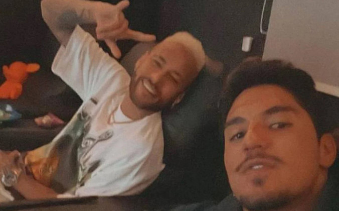 Apesar da intenção de ser sigiloso, na tarde da terça-feira (13), o próprio Neymar postou uma foto ao lado de Gabriel Medina. Eles estavam numa espécie de cinema particular: 