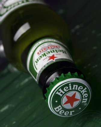 Apesar da saída da Rússia, a Heineken fez um acordo com a Arnest pensando nos trabalhadores locais: a nova dona da cervejaria firmou também um compromisso de manter os quase 2 mil trabalhadores empregados durante os próximos três anos.