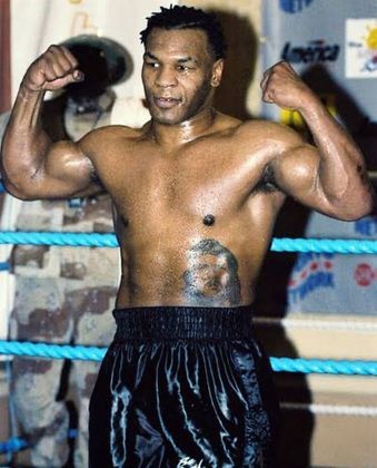Apesar de todos os problemas e polêmicas, Mike Tyson foi eleito pela revista Ring Magazine, especializada em luta, o 16º entre os 100 maiores lutadores de todos os tempos.