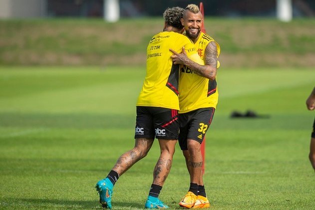Apesar do pouco tempo no Flamengo, Vidal já parece se sentir em casa e aparece em momentos de descontração com os novos companheiros.