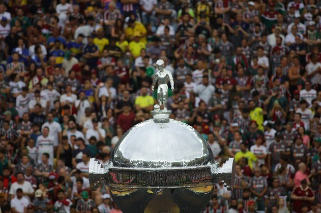 Abertura da final tem direito a taça gigante no campo do Maracanã