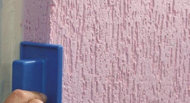 Aplicando o grafiato na parede