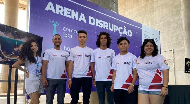 Estudantes Centro Educacional Myriam Ervilha stand do projeto na Campus Party Brasília