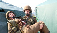 #NovelaApocalipse92 (26/08): Tiatira morre após ser atingida por soldado (Munir Chatack/Record TV)