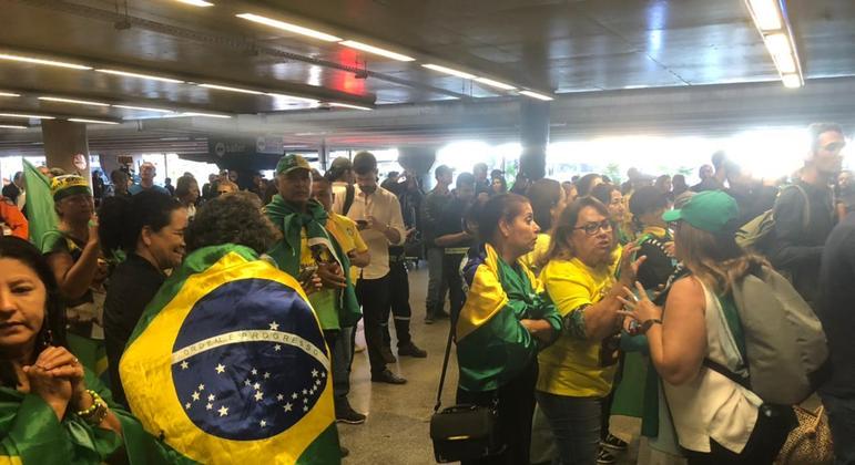 Apoiadores aguardam Bolsonaro no saguão do Aeroporto Internacional de Brasília