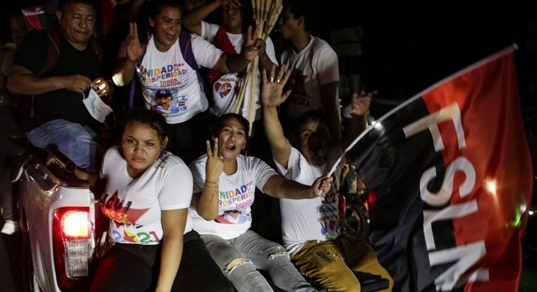 Apoiadores sandinistas comemoram vitória de Ortega em carreata na Nicarágua