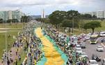 Apoiadores do ex-presidente Jair Bolsonaro caminham em direção ao Congresso Nacional, em Brasília, neste domingo (8), durante a retomada de protestos contra o governo do presidente recém-empossado Luiz Inácio Lula da Silva (PT). Parte dos manifestantes estava em frente ao Quartel General do Exército, outros vieram em caravanas para a cidade.