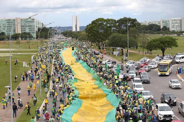 Apoiadores do ex-presidente Jair Bolsonaro caminham em direção ao Congresso Nacional, em Brasília, neste domingo (8), durante a retomada de protestos contra o governo do presidente recém-empossado Luiz Inácio Lula da Silva (PT). Parte dos manifestantes estava em frente ao Quartel General do Exército, outros vieram em caravanas para a cidade.