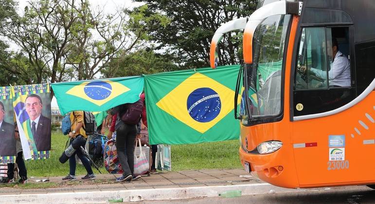 Manifestantes chegam ao acampamento em frente ao Quartel-General do Exército, em Brasília