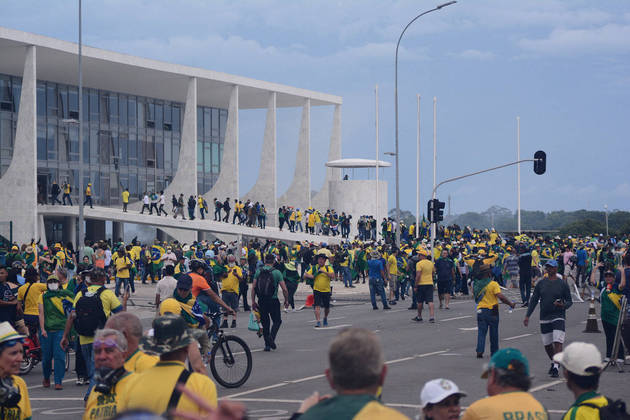 Apoiadores do ex-presidente Jair Bolsonaro durante a invasão ao Palácio do Planalto, na Esplanada dos Ministérios, em Brasília, neste domingo (8).