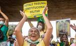 Apoiadores do presidente Jair Bolsonaro na Avenida Paulista, em SP, mulher pede tribunal militar