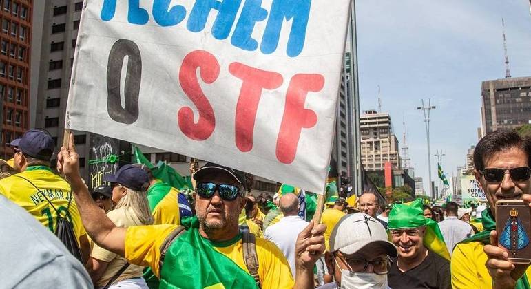Apoiadores do presidente Jair Bolsonaro (sem partido) na Avenida Paulista, em SP, pedem fechamento do STF