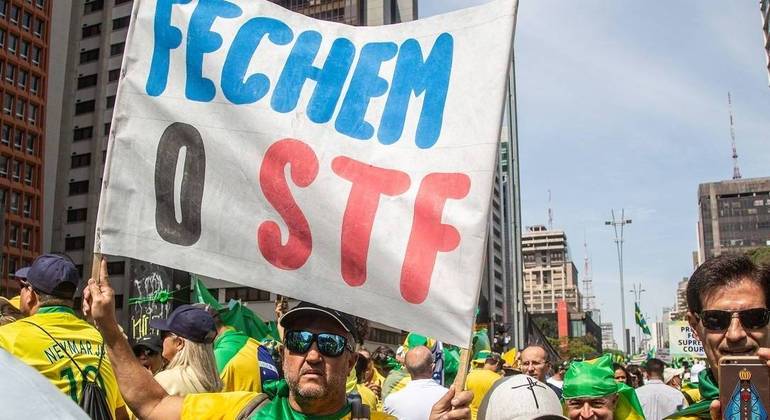 Apoiadores de Bolsonaro (sem partido) na avenida Paulista pedem fechamento do STF