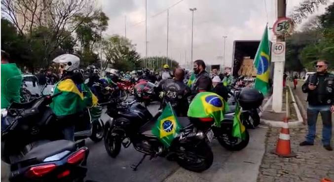 Apoiadores se concentrando para ato de motociclistas em São Paulo, no sábado (12)