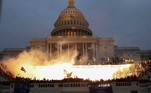 Manifestantes favoráveis ao presidente Donald Trump invadiram o prédio do Congresso dos Estados Unidos nesta quarta-feira (6)