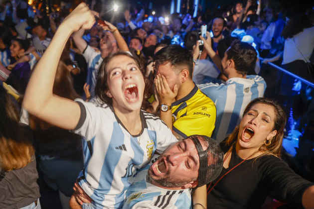 Após 36 anos, a Argentina volta a vencer uma Copa do Mundo! O povo argentino, que ansiava por esta conquista e pela coroação definitiva de Lionel Messi como sucessor de Maradona, o último herói argentino em um título Mundial, explodiu em alegria após a partida. Nesta galeria, veja imagens da comemoração e toda a festa da torcida no país campeão.