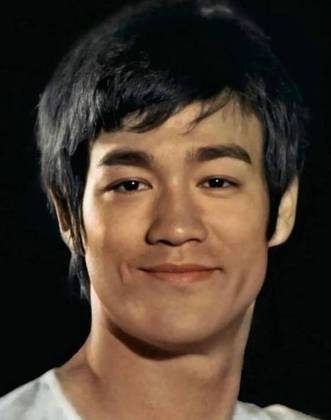 Após a trágica morte de Bruce Lee (foto) em 1973, Chan foi apontado como um possível sucessor e estrelou uma série de filmes de kung fu. 