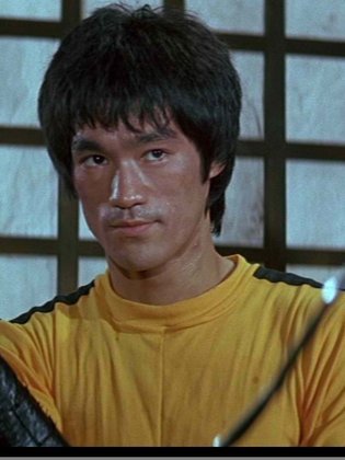  Após a trágica morte de Bruce Lee (foto) em 1973, Chan foi apontado como um possível sucessor e estrelou uma série de filmes de kung fu.
