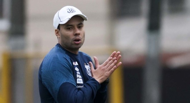 Após afirmar ao LANCE! na noite deste domingo que não iria demitir seu técnico antes do jogo contra o Flamengo, na próxima quarta-feira, a direção do Santos mudou seus planos e anunciou nesta segunda-feira que o treinador Jair Ventura não seguirá no comando da equipe alvinegra para a sequência da temporada 
