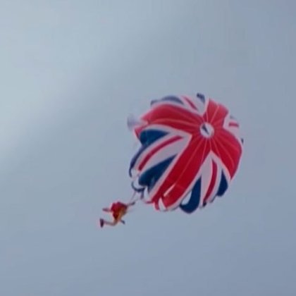 Após batalhar com agentes inimigos esquiando por uma montanha de gelo, Bond cai de um penhasco. A abertura de um paraquedas com a bandeira britânica salva o agente e entra para a história.