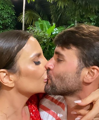 Após boatos de separação, Ivete Sangalo postou um beijo no marido Daniel Cady na noite de Natal. A cantora desejou Feliz Natal aos 