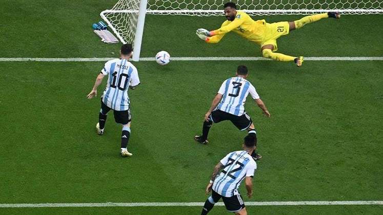 Após chute de Tagliafico, a Argentina ficou próxima do empate, mas parou no goleiro Al-Owasis. 