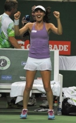 Após conquistar Wimbledon aos 16 anos, Martina Hingis abandonou as quadras em 2003, aos 22, após ter conquistado cinco Grand Slams. Ela anunciou seu retorno em 2006, quando conseguiu voltar ao ranking das dez primeiras. Acabou flagrada em exame antidoping e aposentou-se definitivamente.