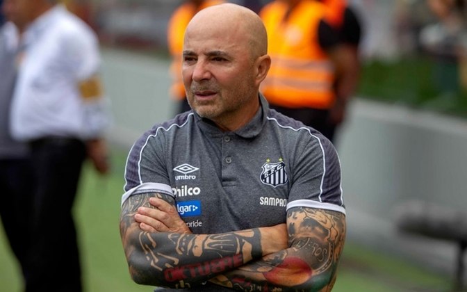 Após demitir o técnico Rafael Dudamel, o Atlético-MG já tem um novo alvo. A bola da vez no Alvinegro é o argentino Jorge Sampaoli. Clube e treinador chegaram a conversar no fim de 2019, mas não houve acerto.