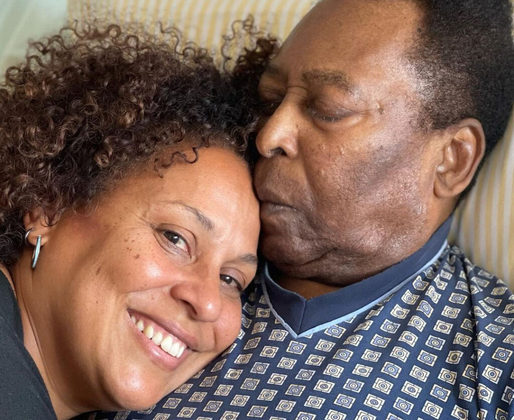  Após descobrir o câncer de cólon, Pelé precisou passar por cirurgia e passou a se submeter a quimioterapia para combater a doença. A filha Kely também costuma postar notícias do pai.