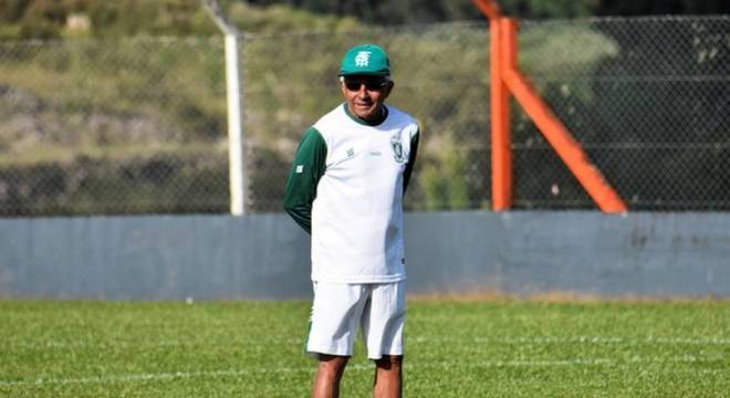 Após duas derrotas no início da Série B, Givanildo Oliveira foi demitido do América-MG e está disponível no mercado brasileiro.