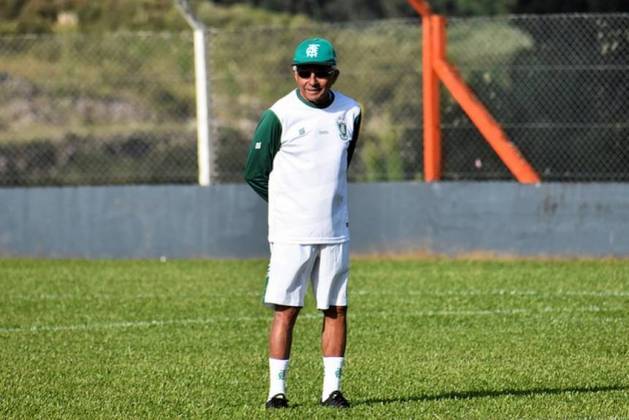 Após duas derrotas no início da Série B, Givanildo Oliveira foi demitido do América-MG e está disponível no mercado brasileiro.