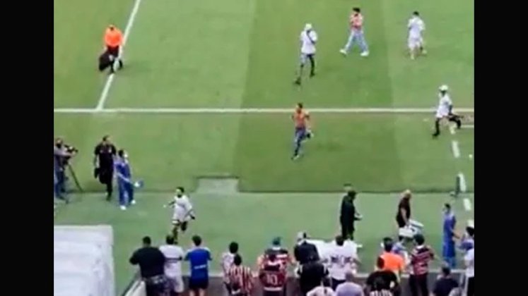 Após eliminação precoce na Copa do Nordeste 2021, um grupo de torcedores do Santa Cruz invadiu o gramado para cobrar os jogadores do clube