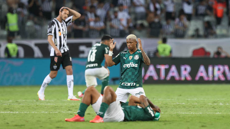 Após empate amarrado no Allianz Parque, com direito a Hulk perdendo pênalti, o Atlético-MG abriu 1 a 0 no Mineirão e garantia sua classificação. Até que o Palmeiras conseguiu empate e, pelo critério de gol fora de casa, passou para a final.