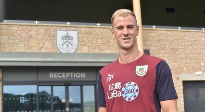 Após empréstimos ao Torino e ao West Ham, Joe Hart foi anunciado como novo goleiro do Burnley. O arqueiro foi vendido em definitivo, mas os valores não foram revelados.