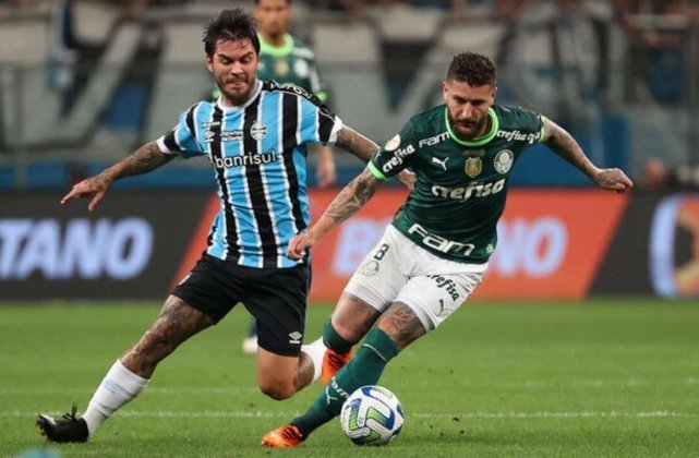 Após encurtar a distância para o Botafogo, o Palmeiras foi derrotado pelo Grêmio, outro postulante ao título, por 1 a 0, em Porto Alegre, na 24º rodada. A 14 jogos do fim, a diferença estava em sete pontos. - Foto: Cesar Greco/Palmeiras