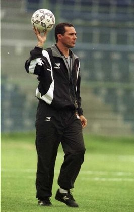 Após essa experiência, retornou para o Corinthians em 2001 e seguiu firme ao levar a equipe ao título paulista. No entanto, viveu atritos e trocas de ofensas com Marcelinho Carioca.
