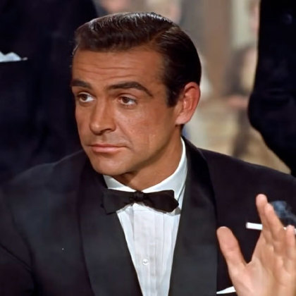Após ganhar um jogo de cartas em um cassino, é a primeira vez que James Bond diz a frase que se tornaria uma das mais icônicas da história do cinema. Bond havia sido apresentado para a Bond Girl Sylvia Trench. Ela comenta que ele é um cara de sorte e pergunta seu nome. 