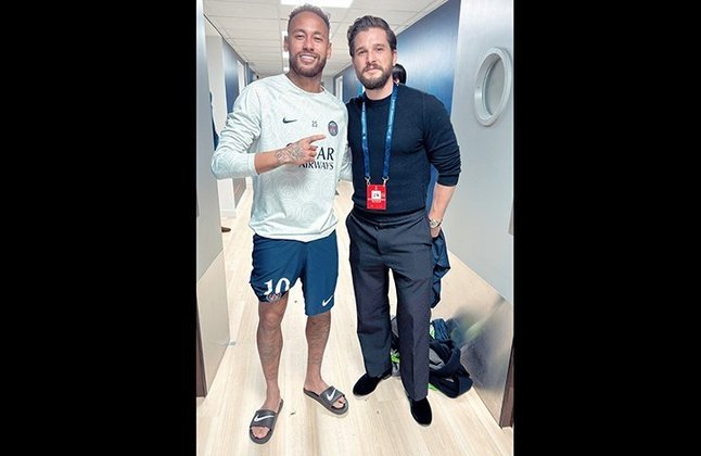 Após o jogo, Neymar postou uma foto com o ator, nos Stories do Instagram, e disse: 