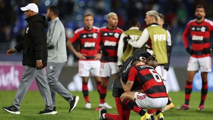 Após o término da partida, Filipe Luís e Ayrton Lucas lamentam juntos a eliminação do Flamengo. 